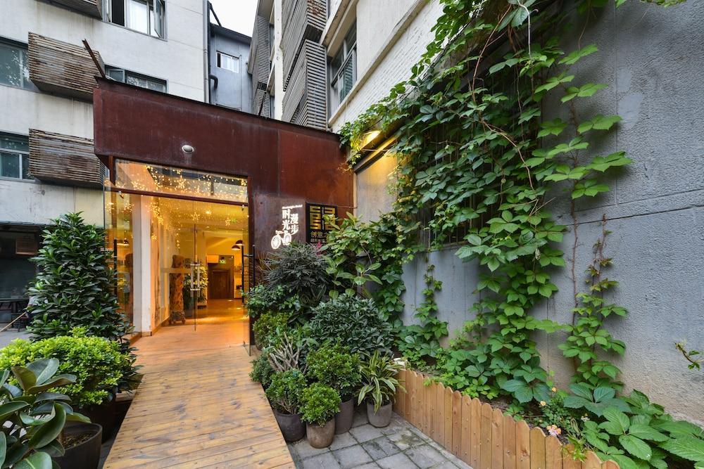 Time Traveller Hotel- Near Beijing Yonghe Lama Temple, Ghost Street, Beihai Park, Jingshan Park, Drum Tower, Houhai Bar Street, Tian'Anmen Square, Located In Beijing Traditional Hutongs, 5 Minutes Away From Subway, Free Laundry Serive Exterior foto